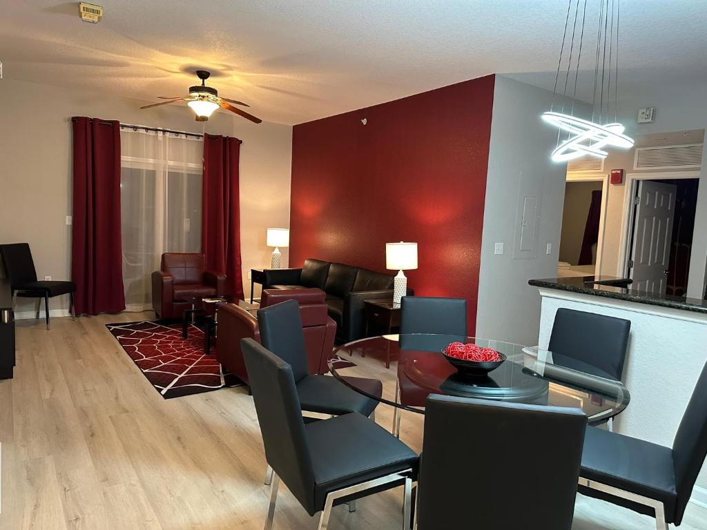 Spider-Man-themed condo near Disney, Sea World, Universal and OCCC with pool, spa, restaurants, shuttle, private balcony, and view of fireworks shows - Image 7