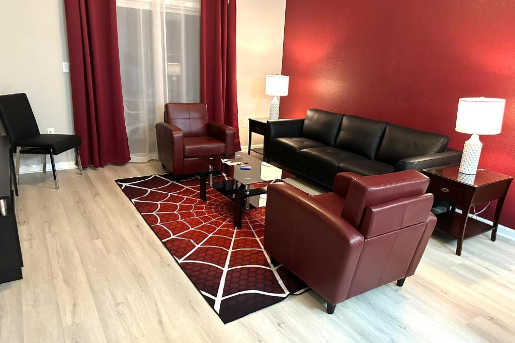 Spider-Man-themed condo near Disney, Sea World, Universal and OCCC with pool, spa, restaurants, shuttle, private balcony, and view of fireworks shows - Image 8