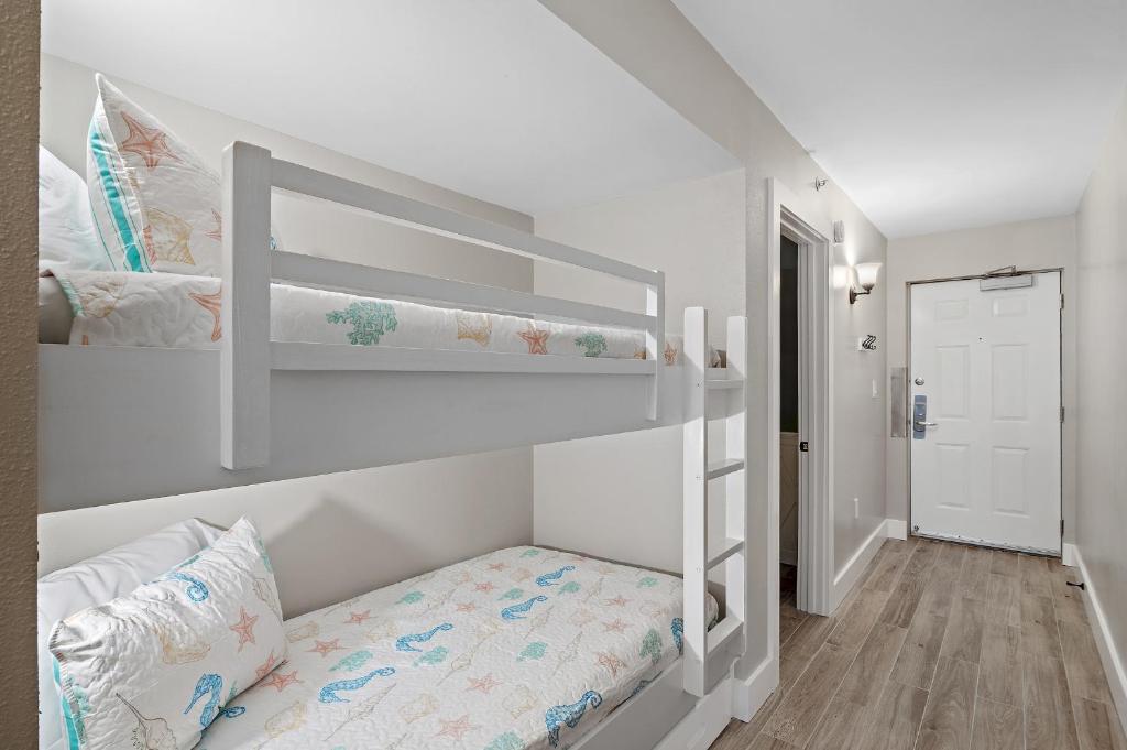 Pelican Beach Resort Destin - Image 6