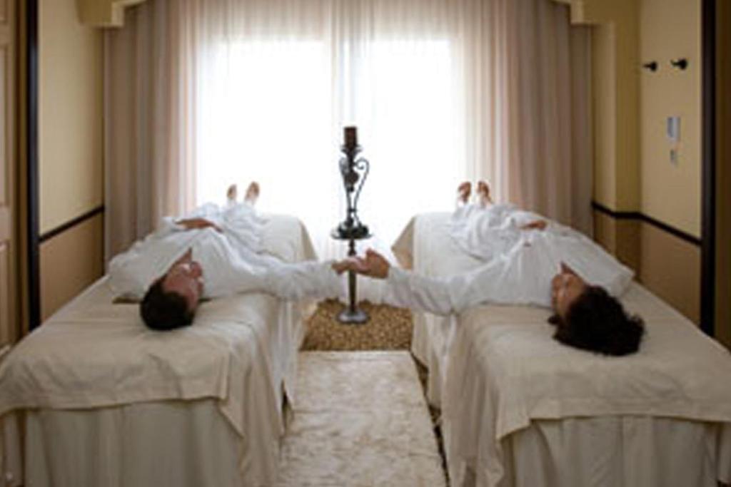 Lion King-themed condo near Disney, Sea World, Universal and OCCC with pool, spa, restaurants, shuttle, private balcony, and the BEST view of fireworks shows - Image 7