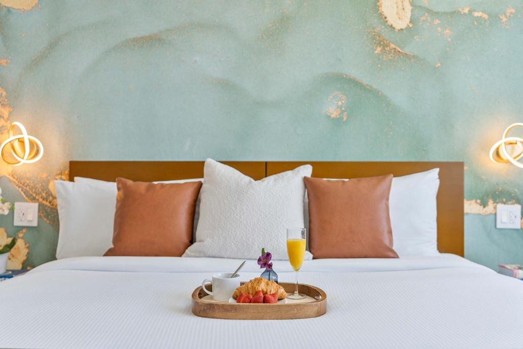 MVR Suite Floor to Ceiling Wow in Every Room - Image 4