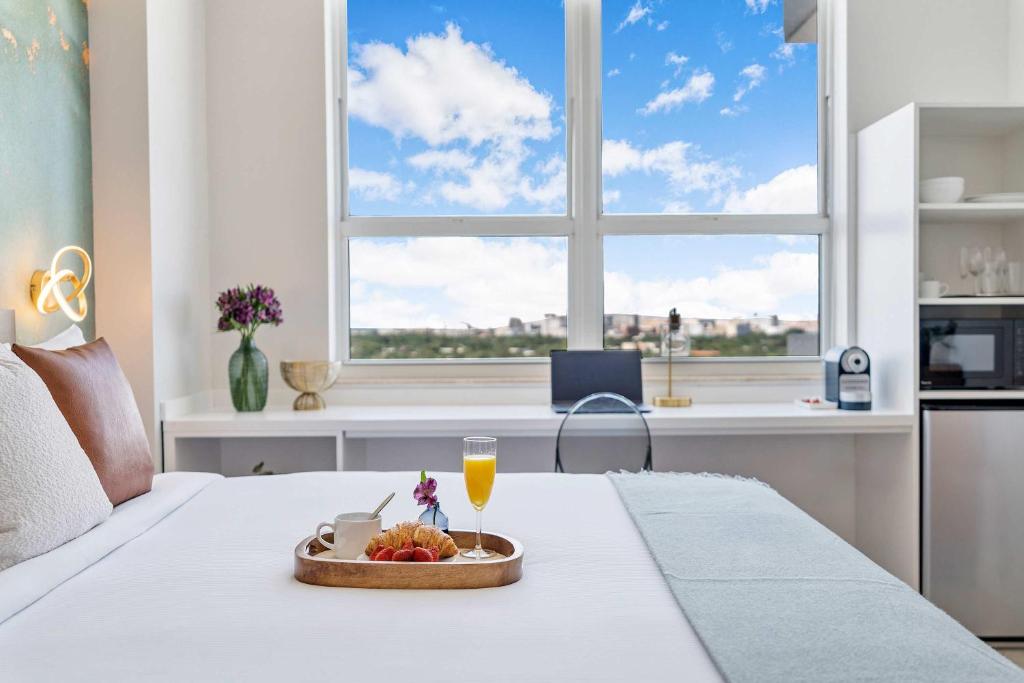 MVR Suite Floor to Ceiling Wow in Every Room - Image 5