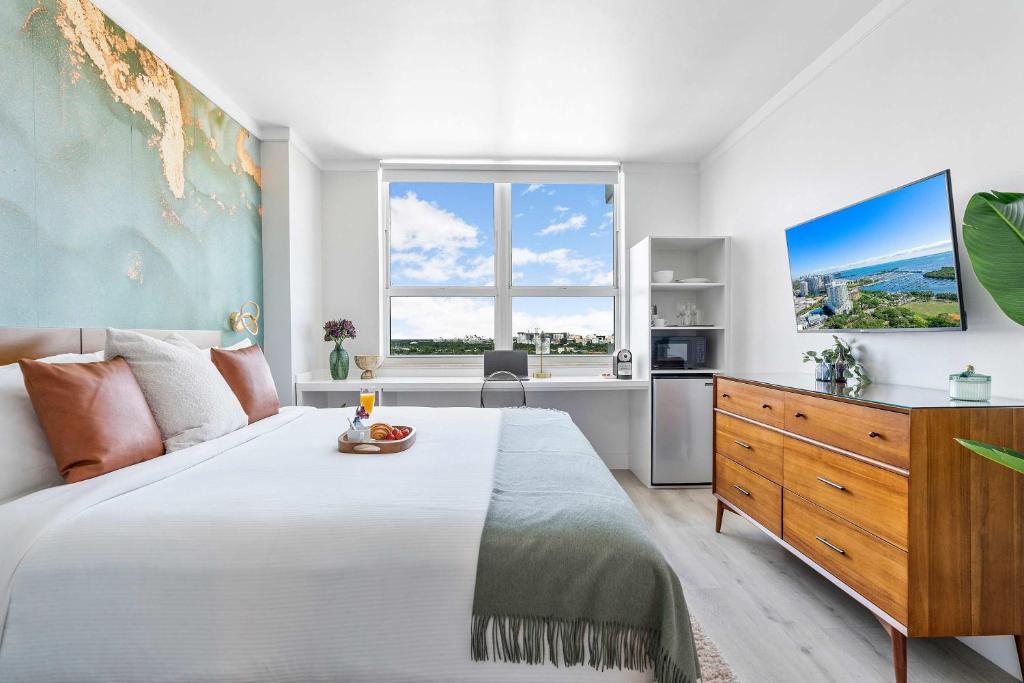 MVR Suite Floor to Ceiling Wow in Every Room - Image 7