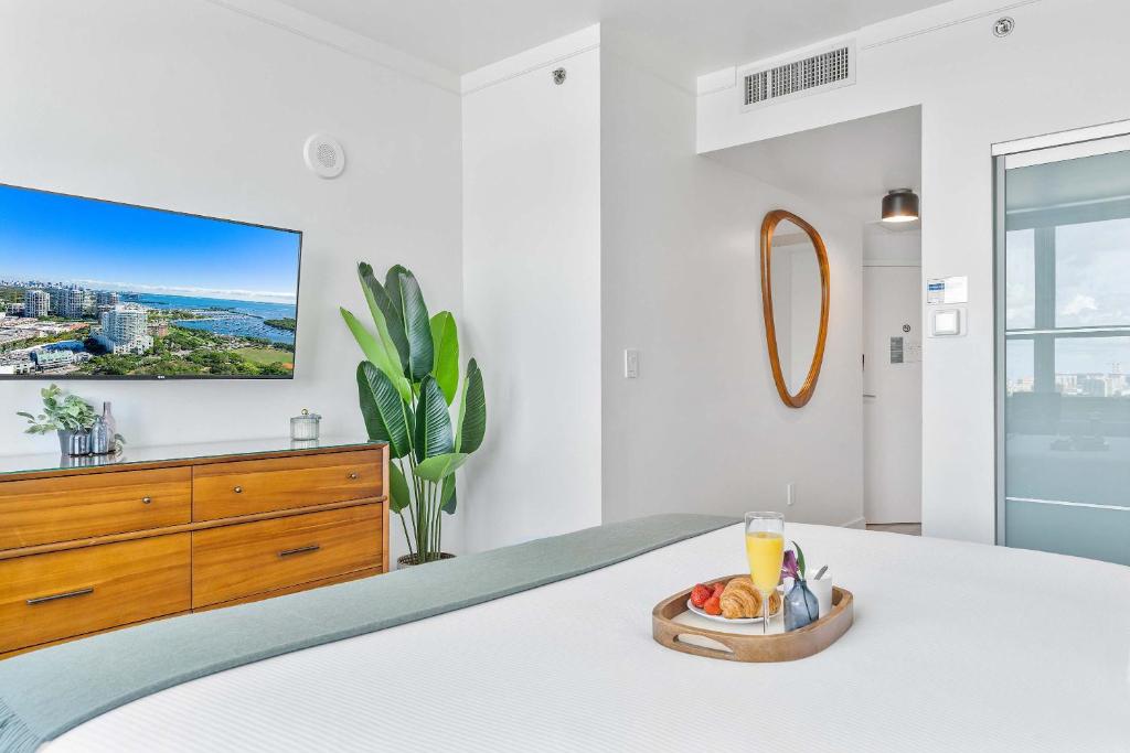 MVR Suite Floor to Ceiling Wow in Every Room - Image 8