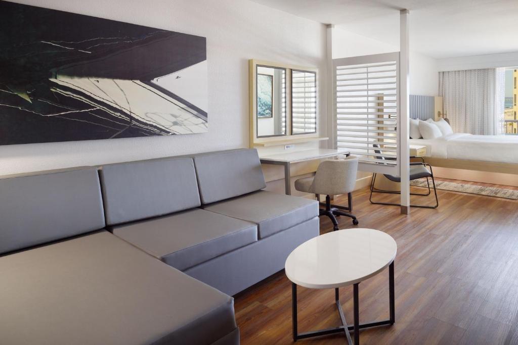 SpringHill Suites by Marriott Pensacola Beach - Image 8