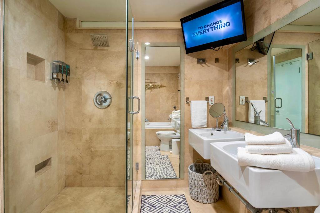 Stunning Beachfront condo in sunny Sunny Isles Beach with AC, fitness room, WiFi