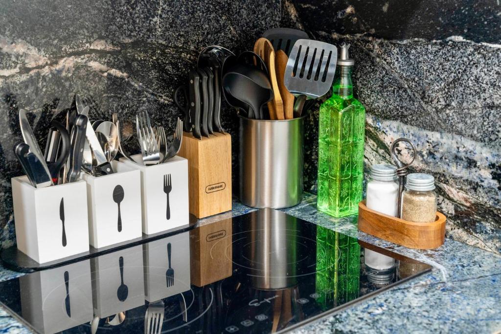 Stunning Beachfront condo in sunny Sunny Isles Beach with AC, fitness room, WiFi - Image 7