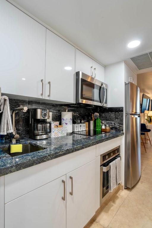 Stunning Beachfront condo in sunny Sunny Isles Beach with AC, fitness room, WiFi - Image 6