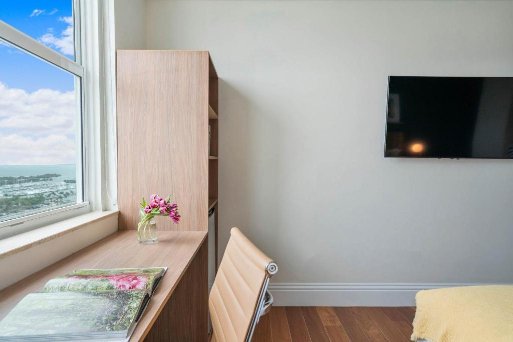 MVR Suite with Picture-Perfect Views of Miami - Image 8