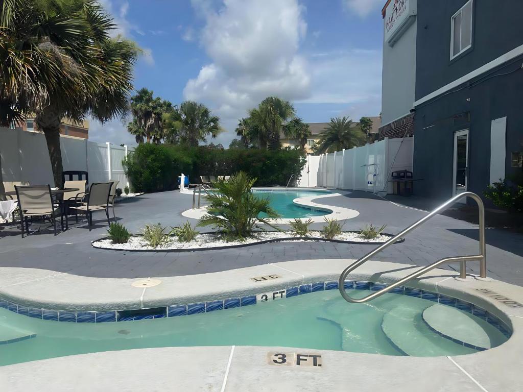 Hot Tub (Jacuzzi) - Photo 2