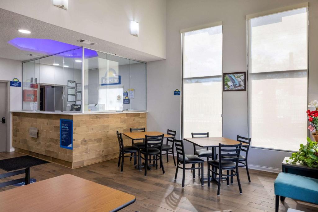 Days Inn by Wyndham Jackson - Image 5