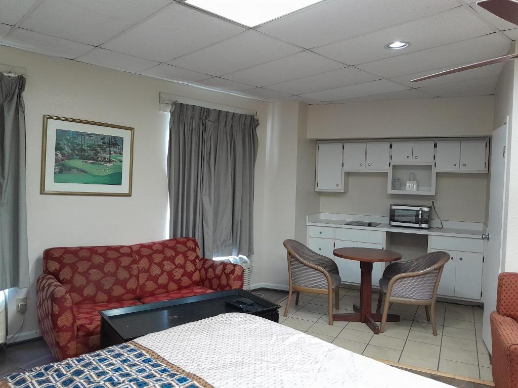 Zainee Inc Budgetel Inn and Suites - Image 4