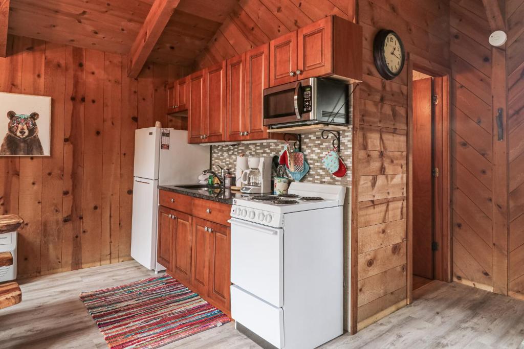 Azalea Pine Bungalow - Image 4