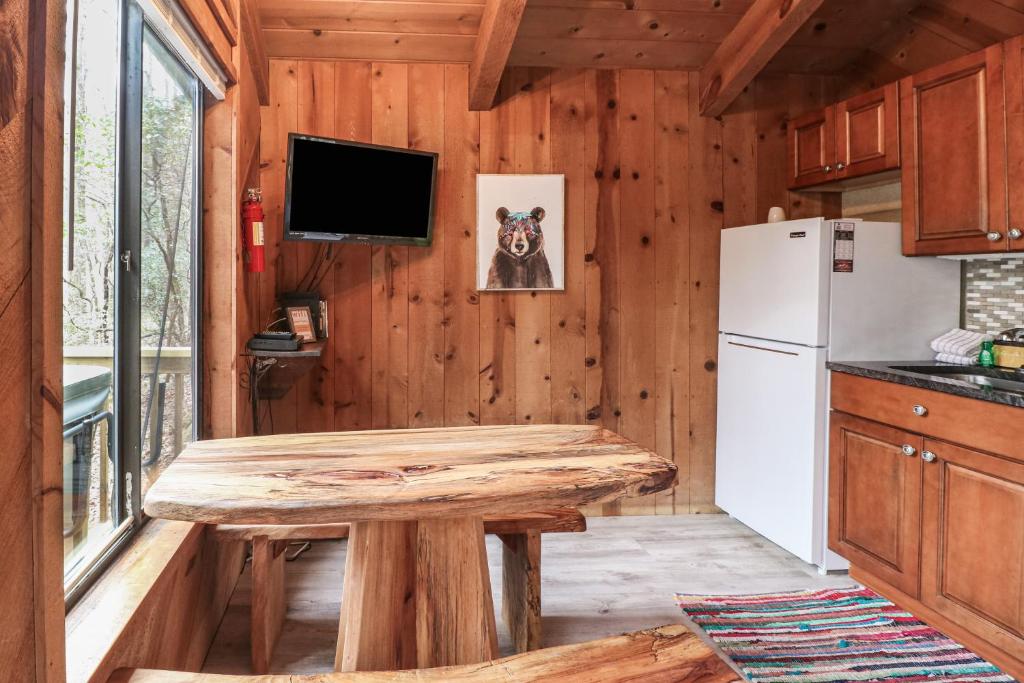 Azalea Pine Bungalow - Image 7