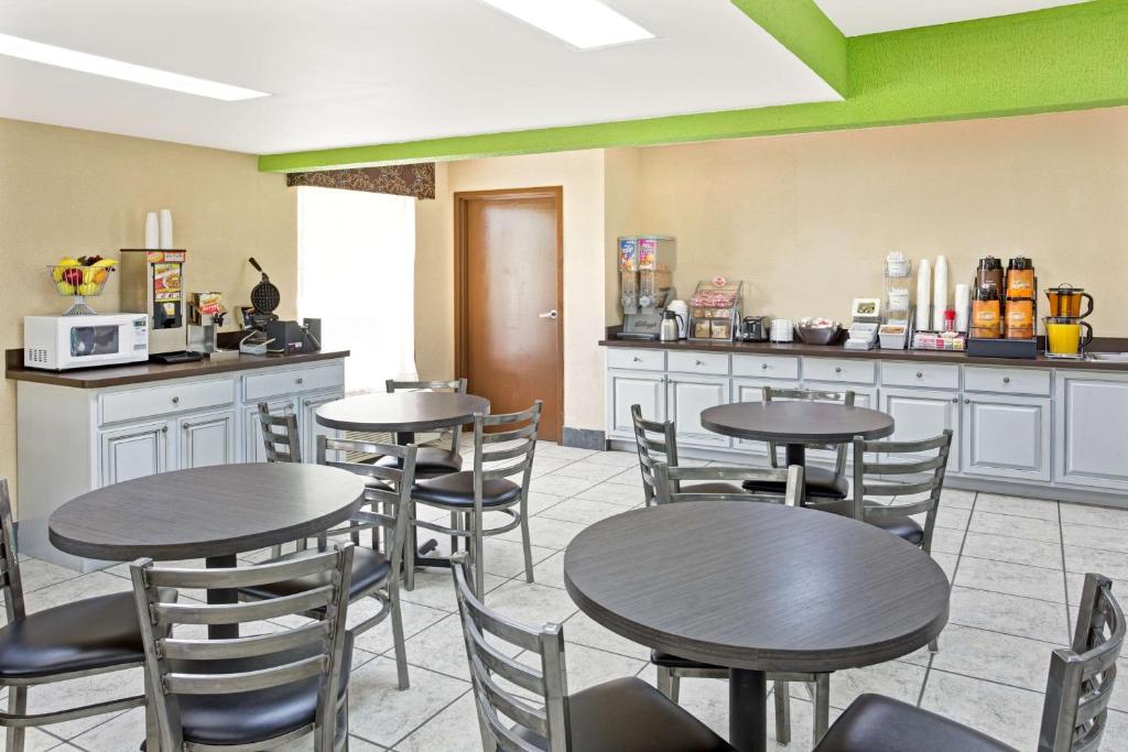 Super 8 by Wyndham Gainesville - Image 4