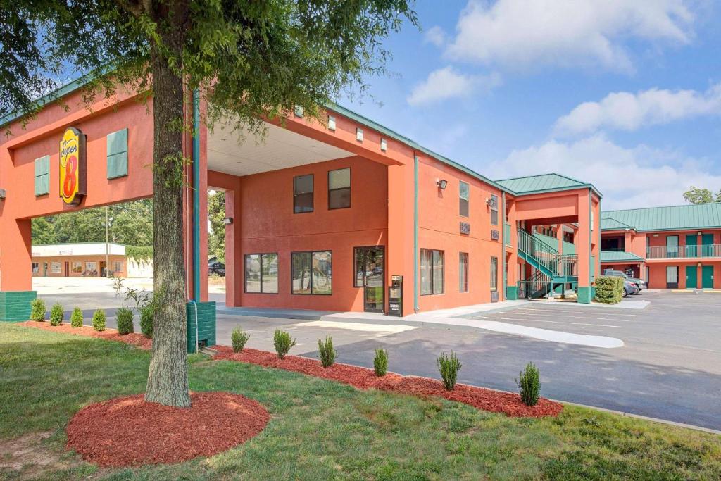 Super 8 by Wyndham Gainesville - Image 6