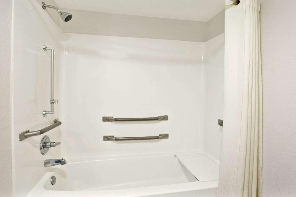 Super 8 by Wyndham Gainesville - Image 8