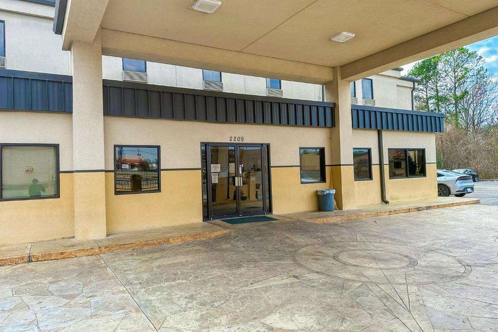 OYO Hotel Rome West GA - Image 5