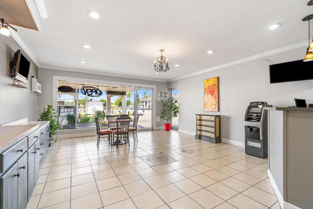 Budgetel Inns & Suites Augusta Downtown 706-945-1238 - Image 4