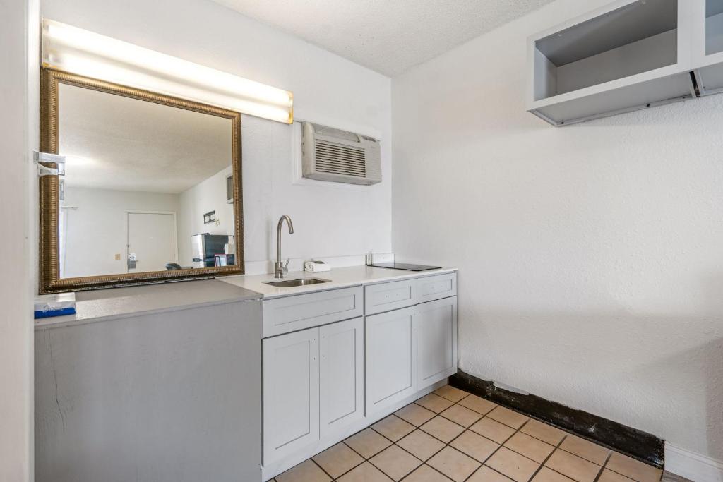 Budgetel Inns & Suites Augusta Downtown 706-945-1238 - Image 8