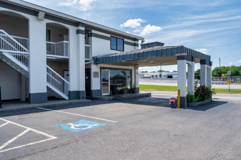 Budgetel Inns & Suites Augusta Downtown 706-945-1238 - Image 6