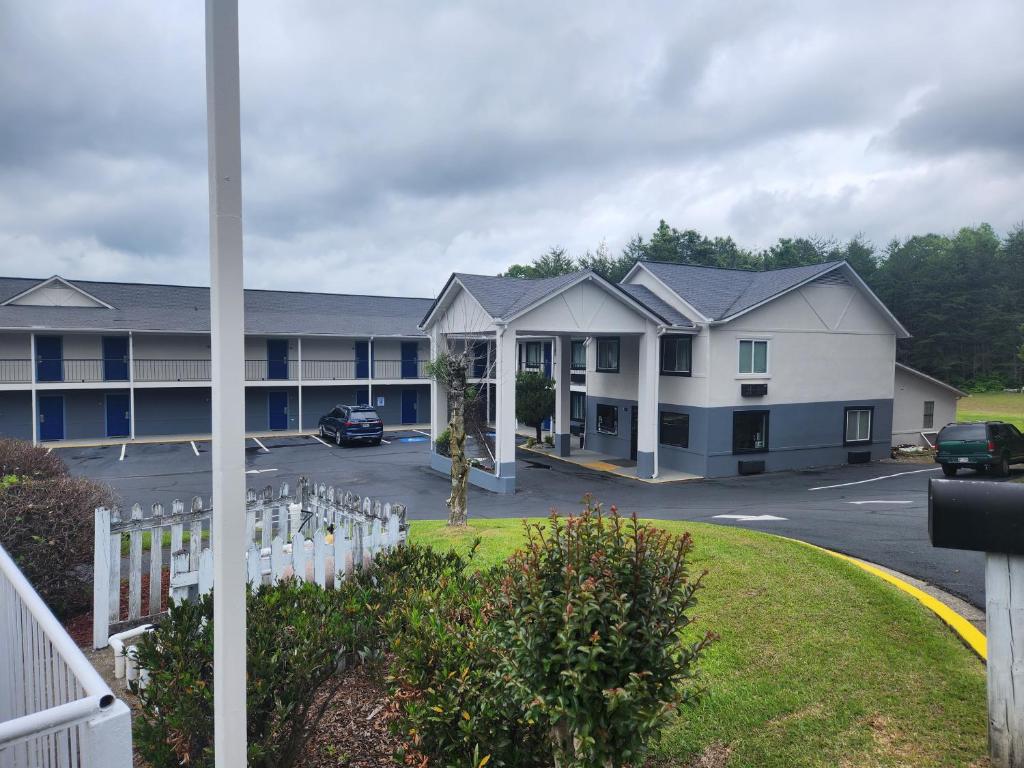 Days Inn by Wyndham Dahlonega University Area - Image 7
