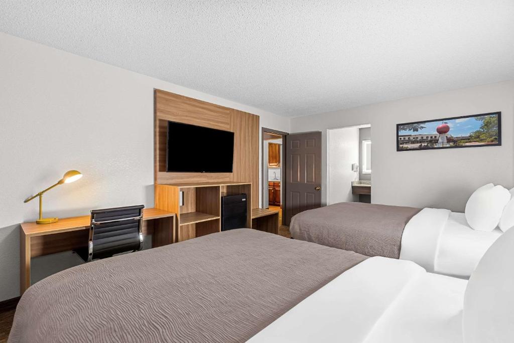 Quality Inn - Image 8