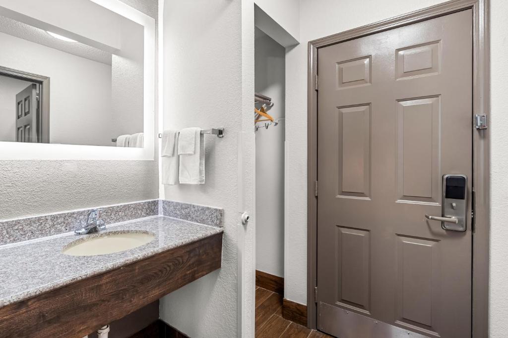 Quality Inn - Image 6