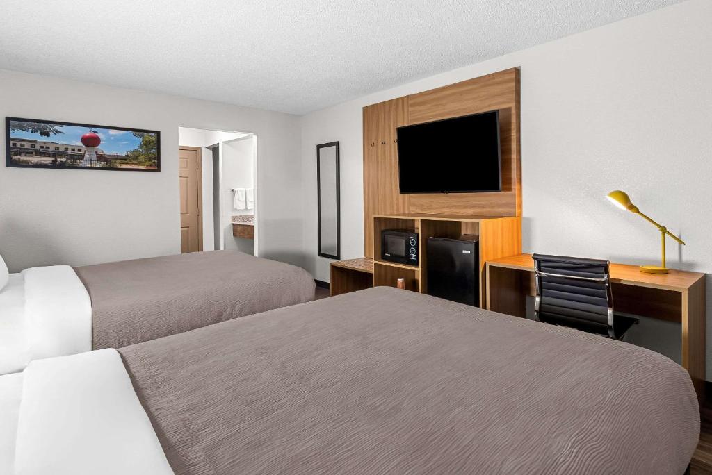 Quality Inn - Image 7