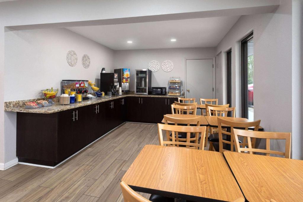 Days Inn by Wyndham Douglasville-Atlanta-Fairburn Road - Image 5