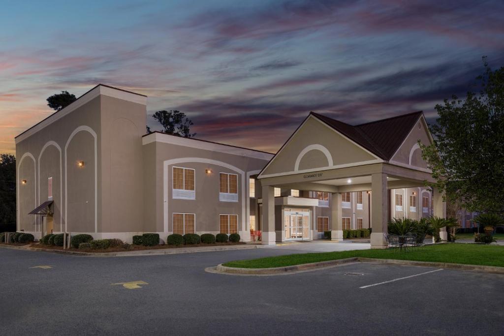 Red Roof Inn & Suites Albany, GA - Image 7