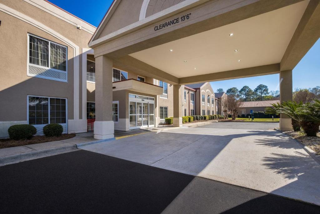 Red Roof Inn & Suites Albany, GA - Image 4