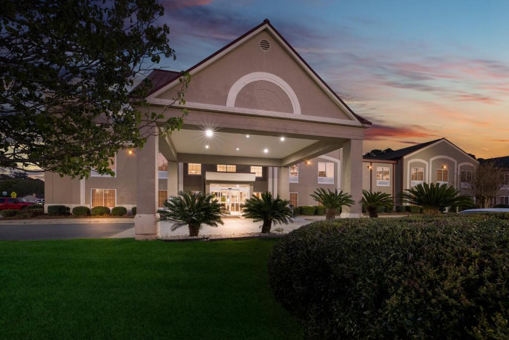 Red Roof Inn & Suites Albany, GA - Image 6