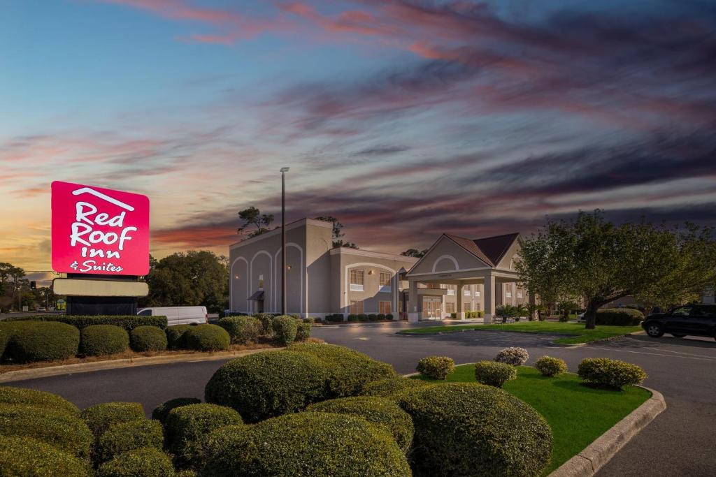 Red Roof Inn & Suites Albany, GA - Image 8