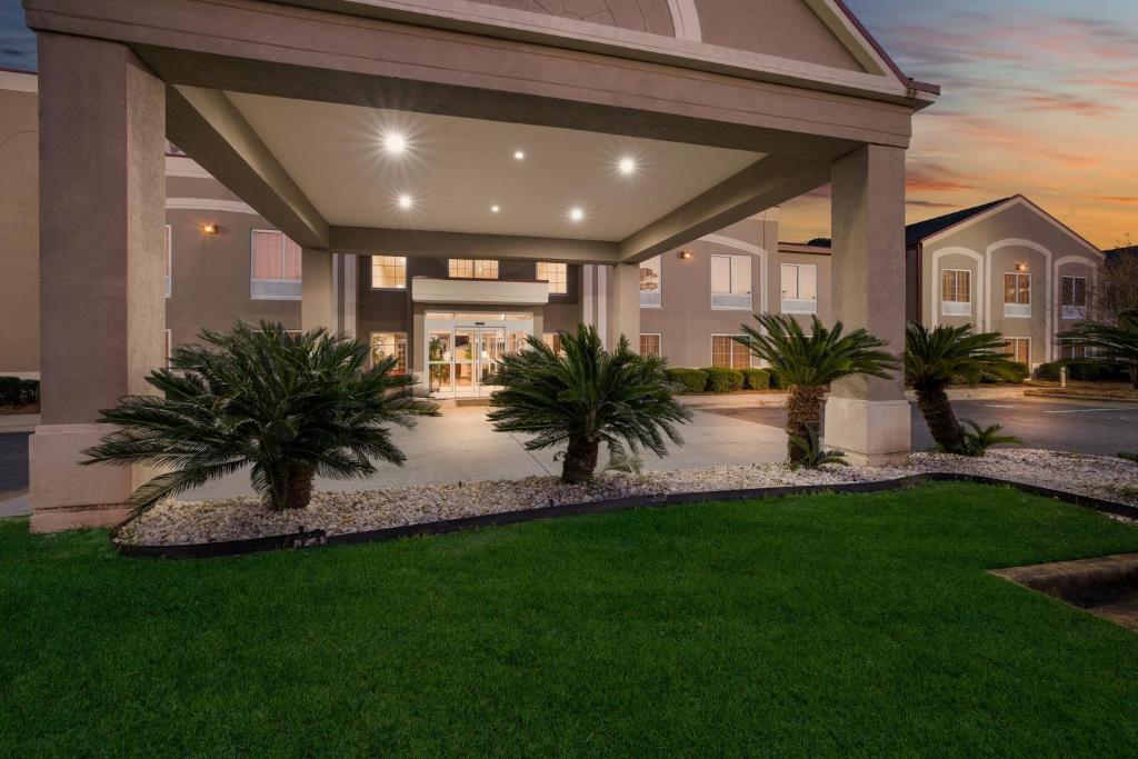 Red Roof Inn & Suites Albany, GA - Image 5