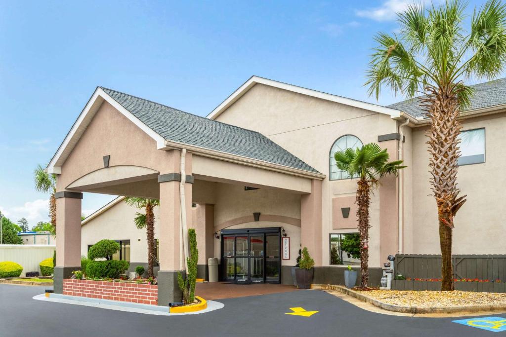 Ramada by Wyndham Locust Grove - Image 7