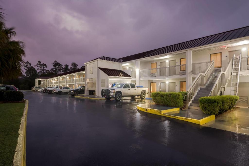 Days Inn by Wyndham Bainbridge - Image 6