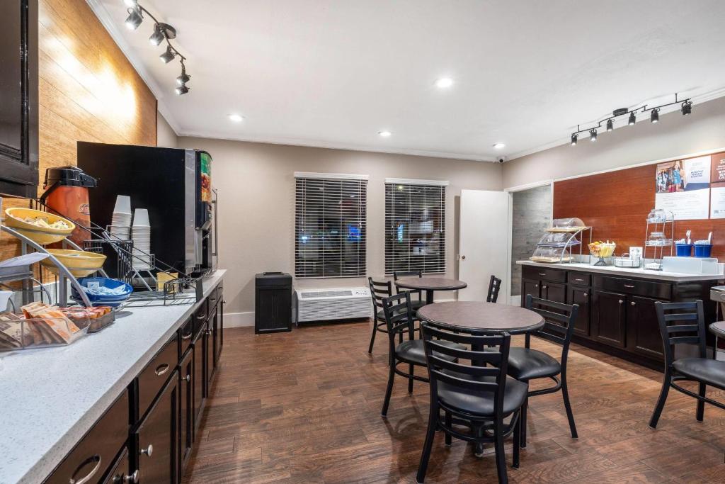 Days Inn by Wyndham Bainbridge - Image 4