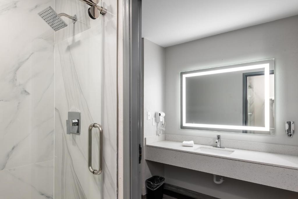 Country Hearth Inn-Toccoa - Image 8