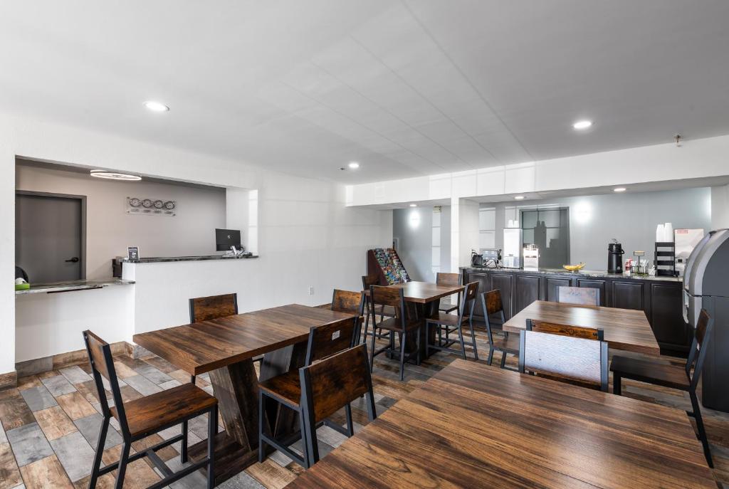 Country Hearth Inn-Toccoa - Image 4