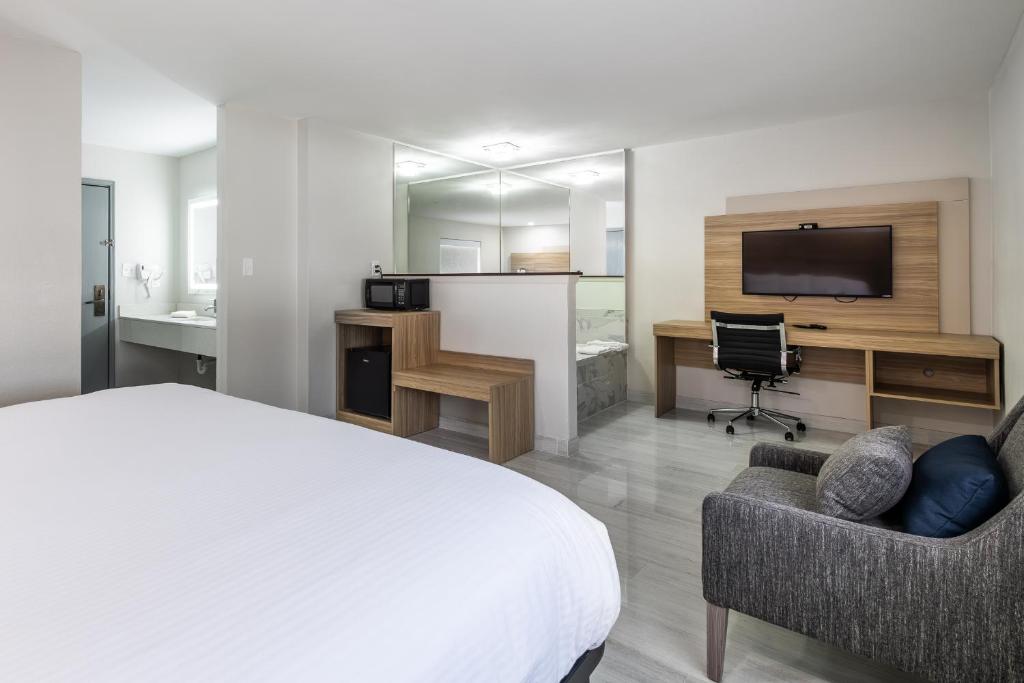 Country Hearth Inn-Toccoa - Image 5