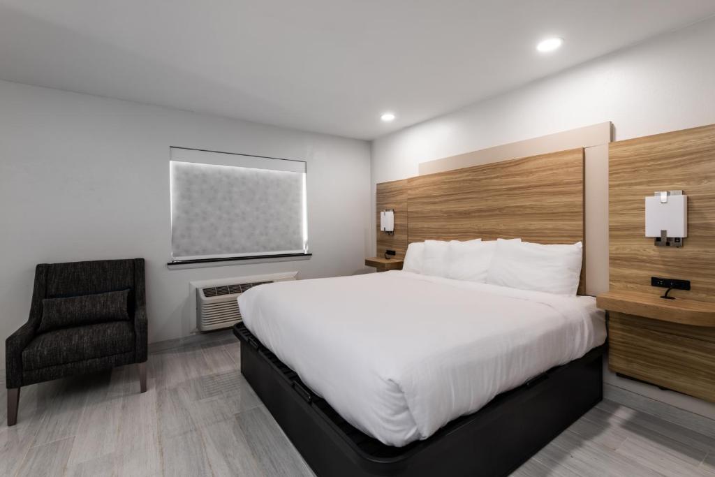 Country Hearth Inn-Toccoa - Image 7