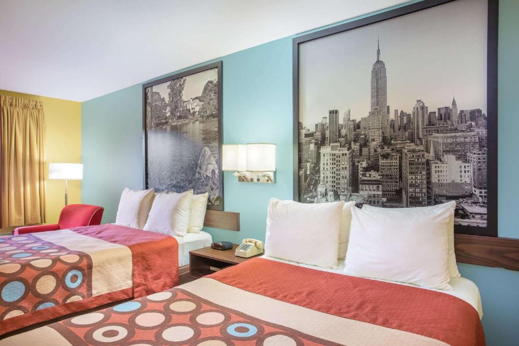 Super 8 by Wyndham Forest Park - Image 7