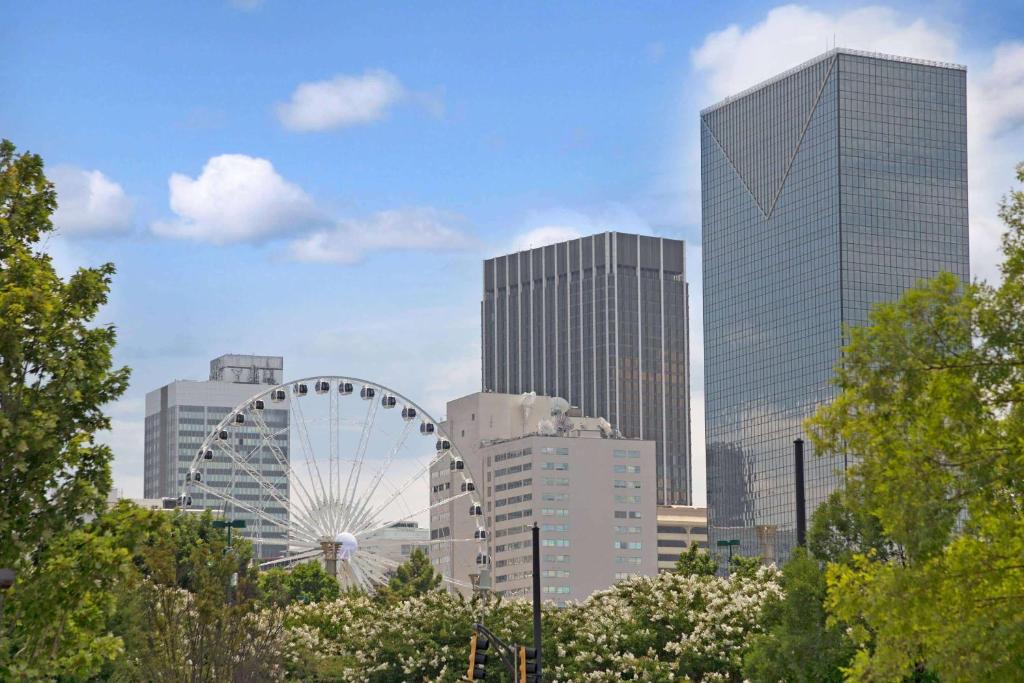 Super 8 by Wyndham Forest Park - Image 6