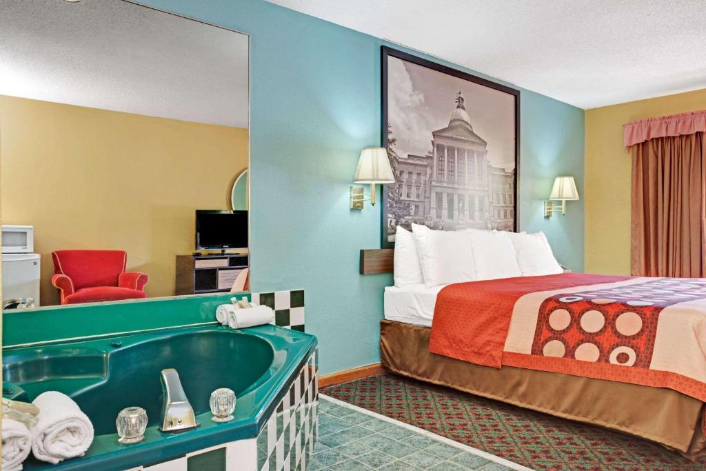 Hot Tub (Jacuzzi) - Photo 2