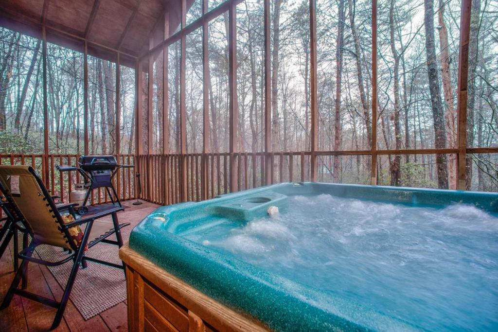 Hot Tub (Jacuzzi) - Photo 2