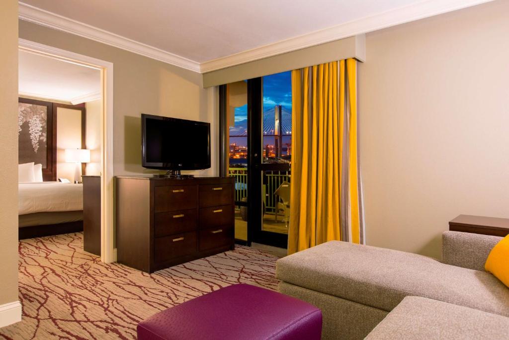 DoubleTree by Hilton Historic Savannah - Image 5