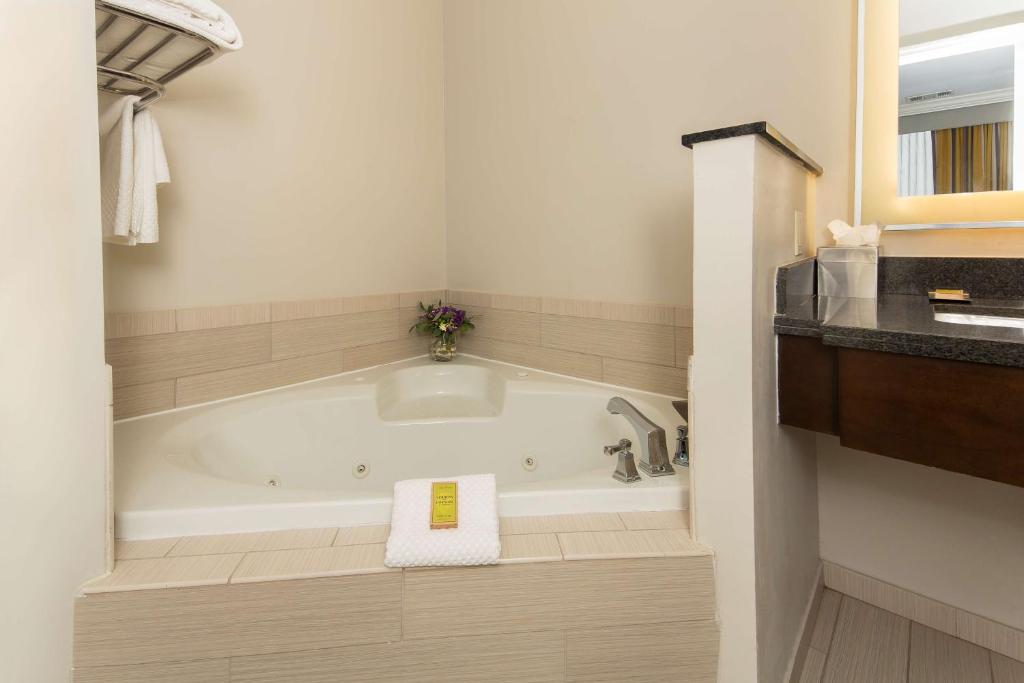 DoubleTree by Hilton Historic Savannah