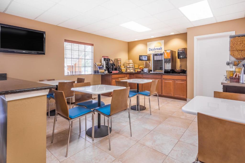 Days Inn by Wyndham Trenton - Image 5