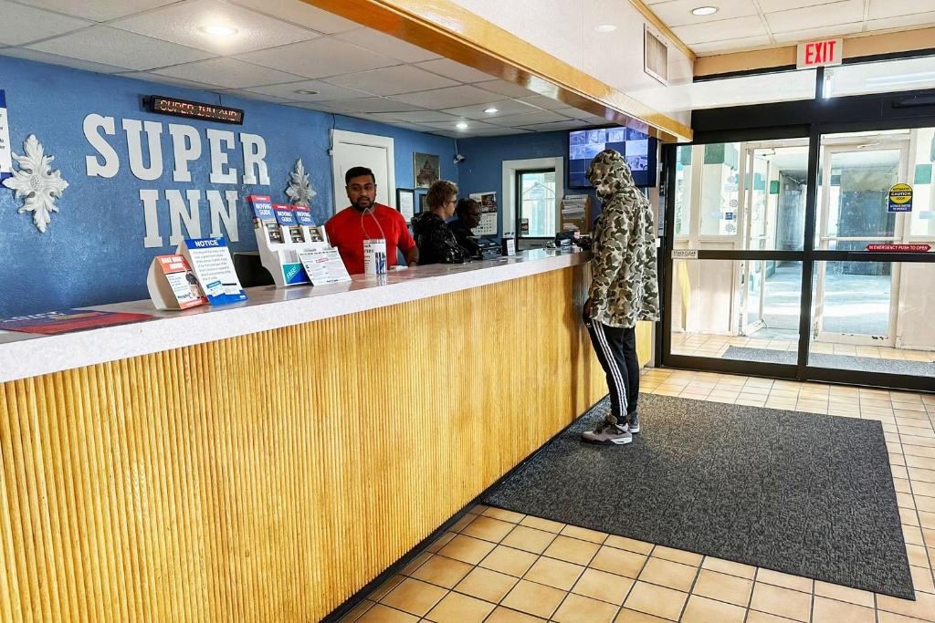 Super Inn & Suites by OYO Milledgeville - Image 8